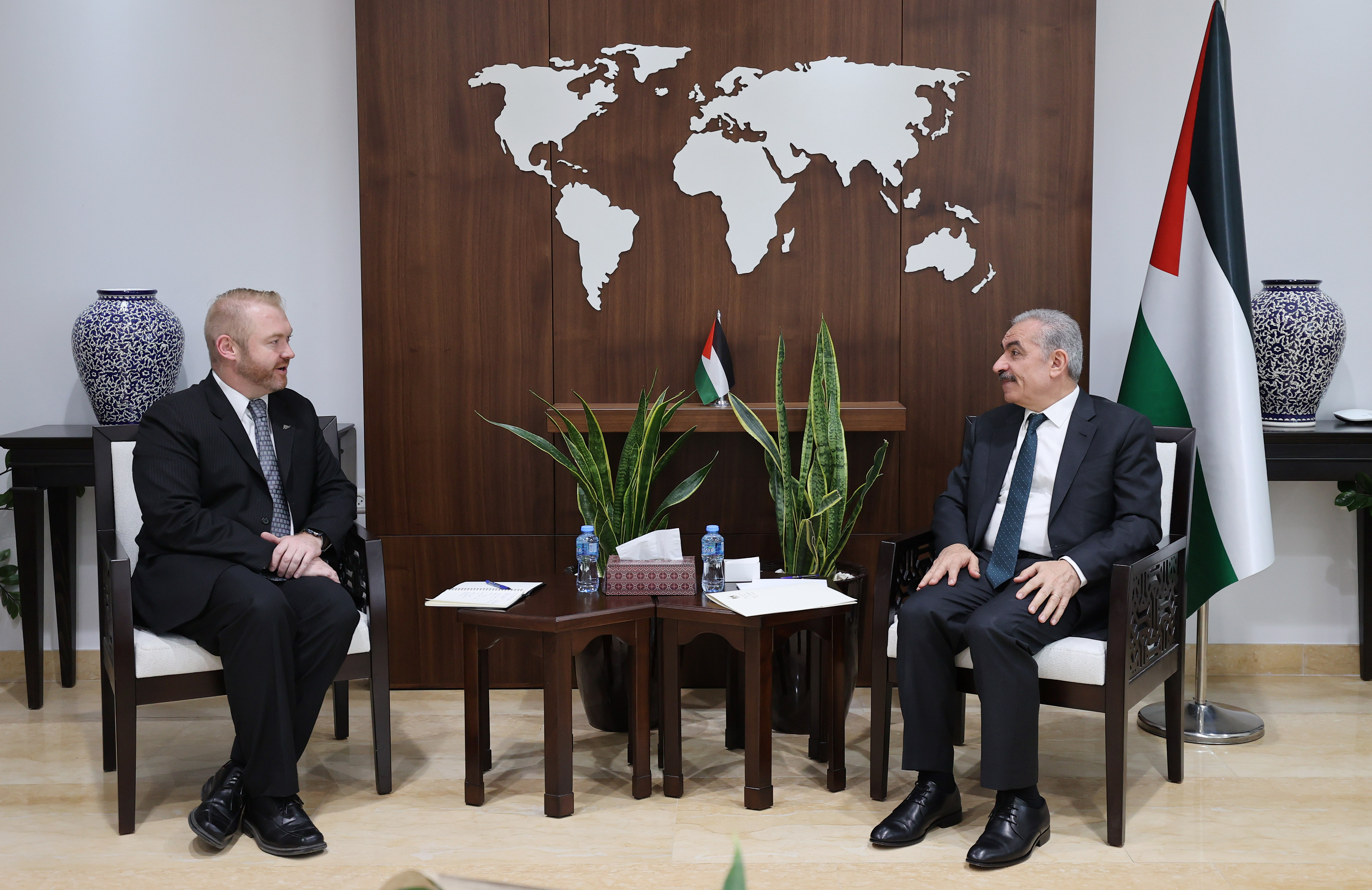 رئيس الوزراء خلال لقائه ممثل نيوزيلندا لدى فلسطين